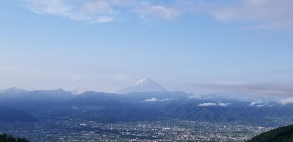 甲府盆地と富士山の絶景